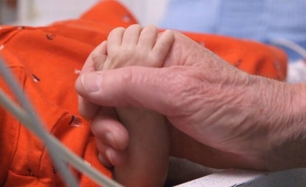 82-летний пенсионер 12 лет работает добровольцем в больнице, помогая окрепнуть недоношенным младенцам