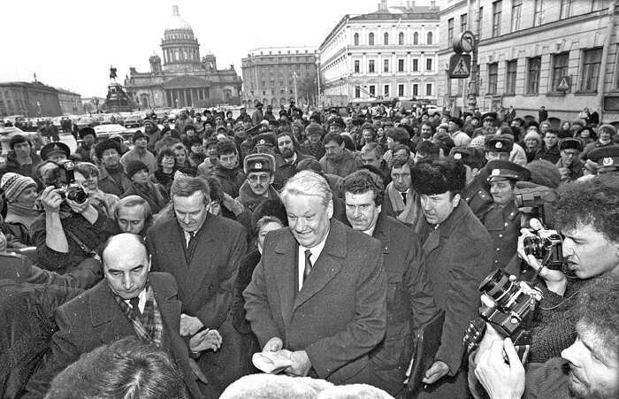 А здесь, найдете в толпе следующего президента после Бориса Ельцина?