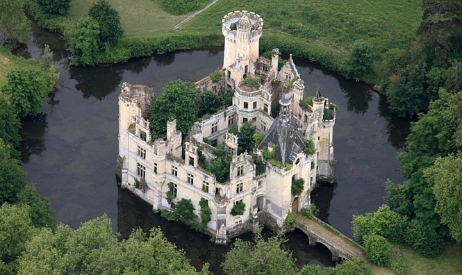 6,5 тысячи человек скинулись и купили замок во Франции