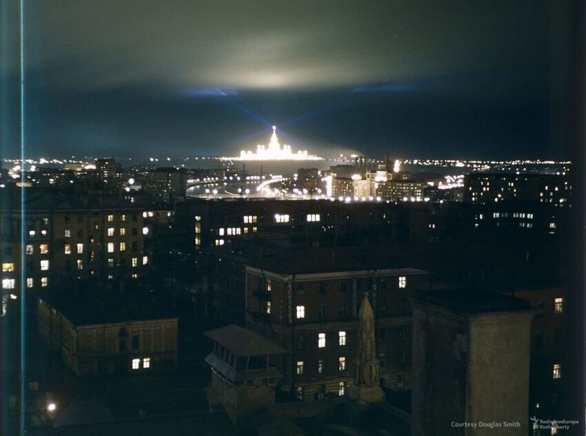 Тогда недавно построенное здание МГУ в ночной подсветке