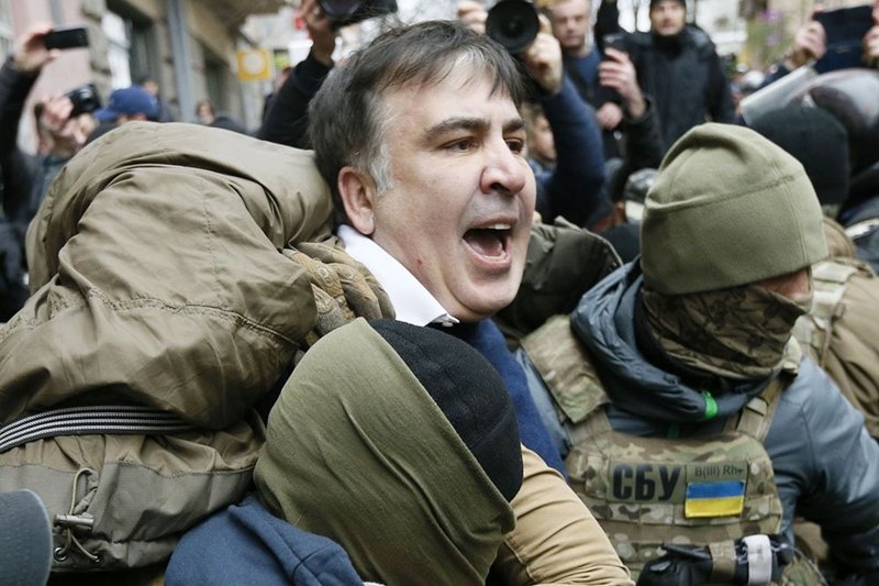 Беспорядки в Киеве: Саакашвили покоряет крыши, Тимошенко оговаривается