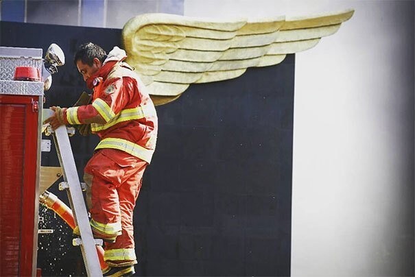 Пожарный во время землетрясения в Мексике