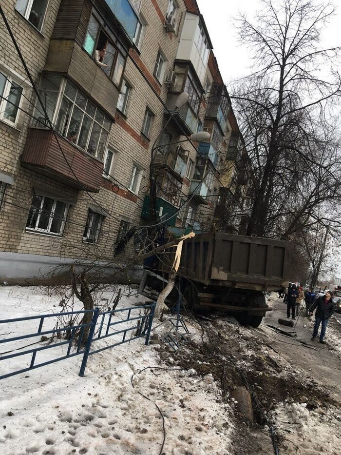 Авария дня. В Нижнем Новгороде грузовик устроил массовую авирию