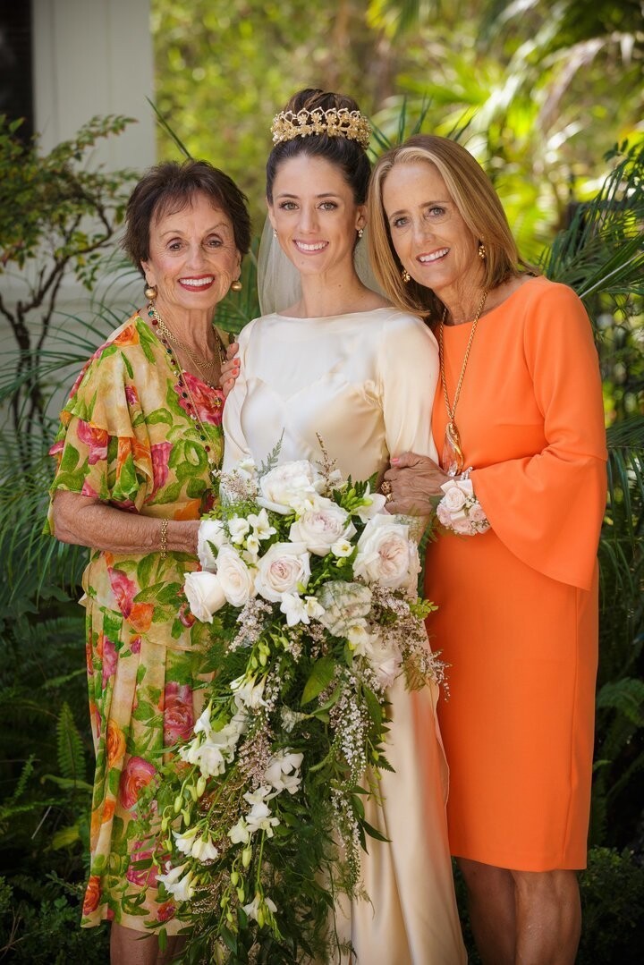 В этой семье невесты уже 85 лет носят одно и то же свадебное платье