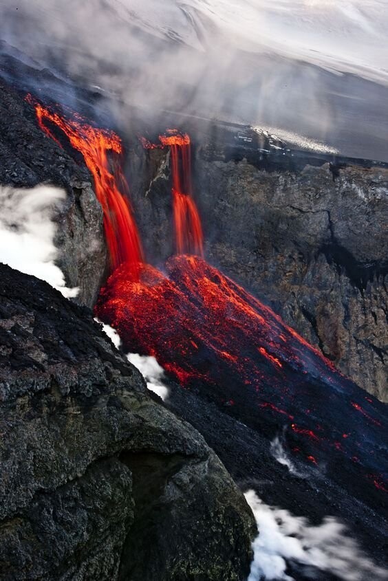 7. Eyjafjallajökull - располагается в Исландии, ледяная шапка покрывает кальдеру вулкана, и так выглядит снежное извержение