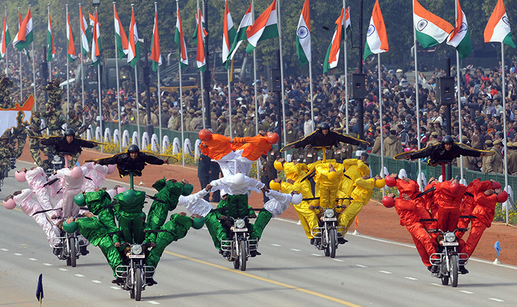 6. Как многие знают, индийцы любят шоу и спецэффекты, которыми каждый год и стараются удивить народ на парадах