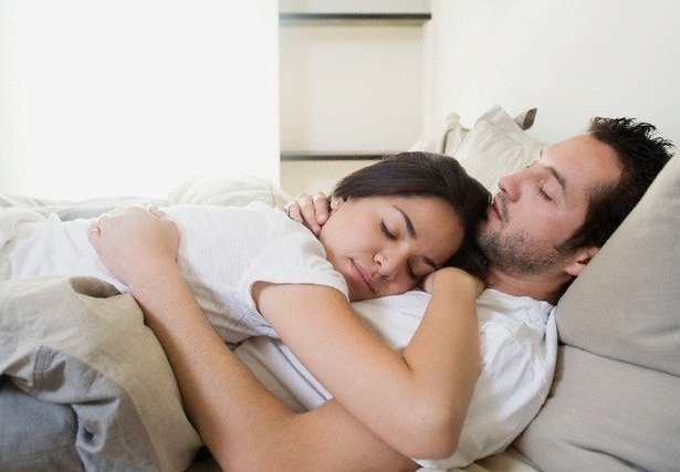 С какой стороны муж должен спать от жены?