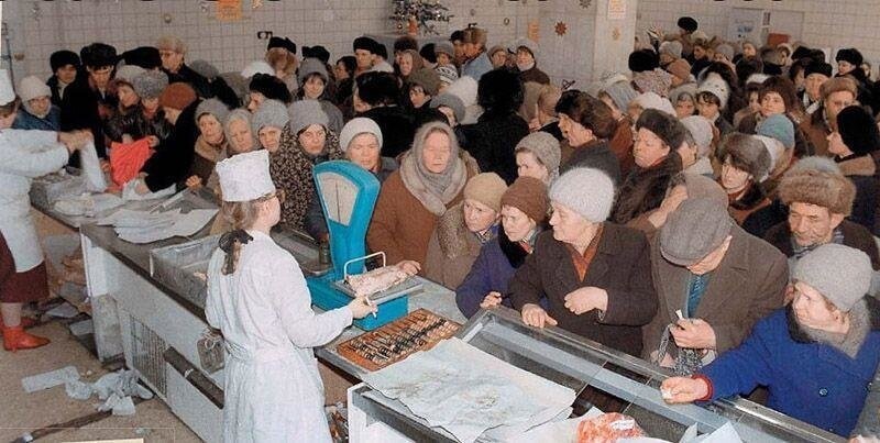 Готовиться к праздникам в СССР нужно было загодя. Во-первых, закупить продукты — то есть «достать», выстоять в часовых очередях, получить в продуктовых заказах шпроты, икру, копченую колбасу.
