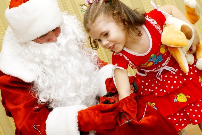 Какого черта русский дед делает на детских праздниках?