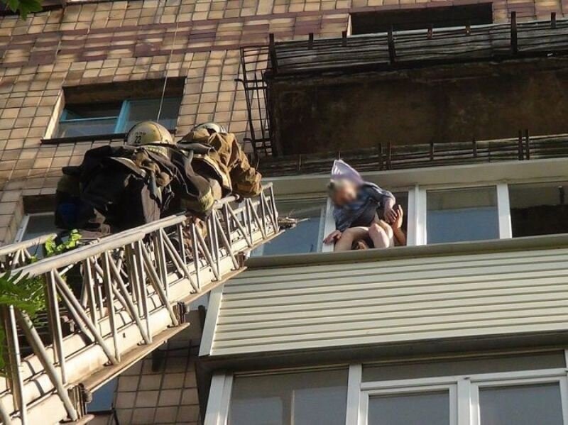 Старушка выпала из окна, но спаслась благодаря халату советских времен
