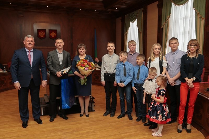Матери-героине, выигравшей конкурс "Семья года", подарили термос