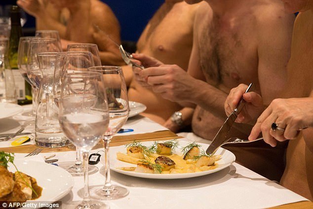 Фоторепортаж из парижского ресторана для нудистов