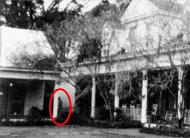 На старой плантации в Луизиане на групповое фото попал призрак рабыни
