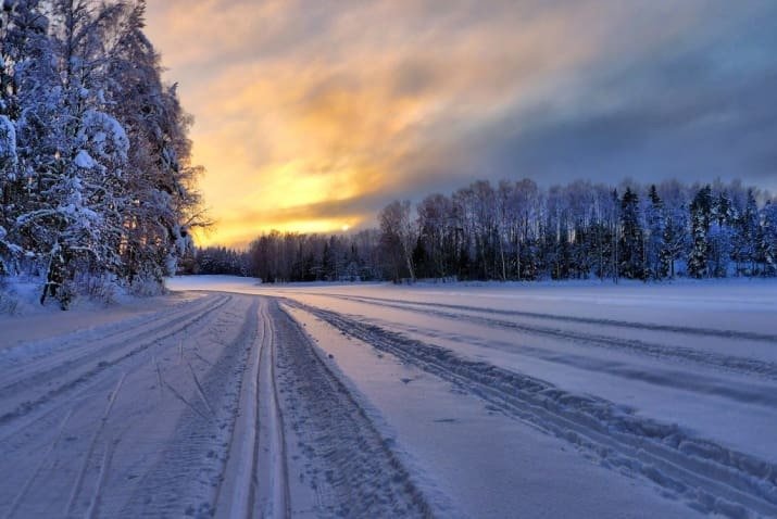 Если на финском озере нет проруби для купания, там обязательно найдется лыжня