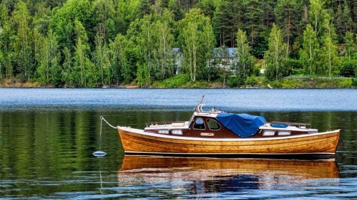 Лучший способ отдохнуть на озере - прокатиться по нему на лодке