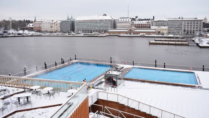 Это - бассейн с подогревом в центре Хельсинки
