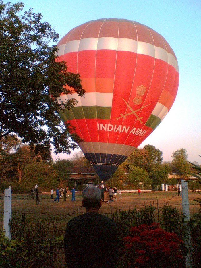 7. "Однажды утром проснулся от странных звуков. Оказалось, что перед домом приземлился огромный воздушный шар с надписью "Армия Индии"