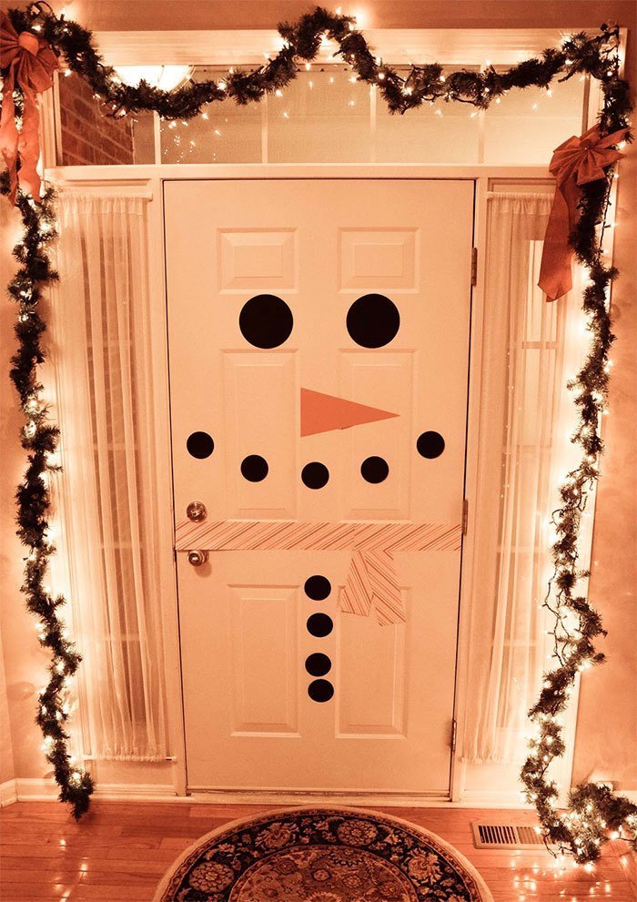 10. Снеговик на двери - просто и быстро
