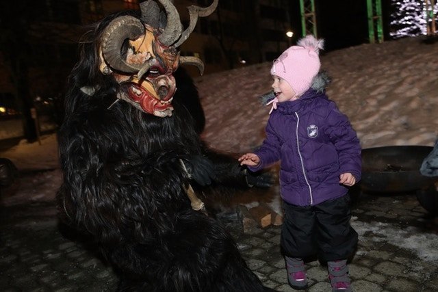 Однако, ряженых малыши совсем не боятся