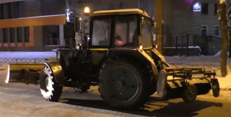 Пьяный тракторист уходил от погони и продолжал чистить снег