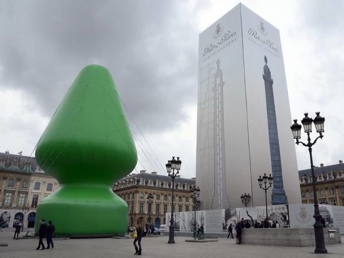 В Париже установили новую скульптуру. Это - "рождественская ёлка".