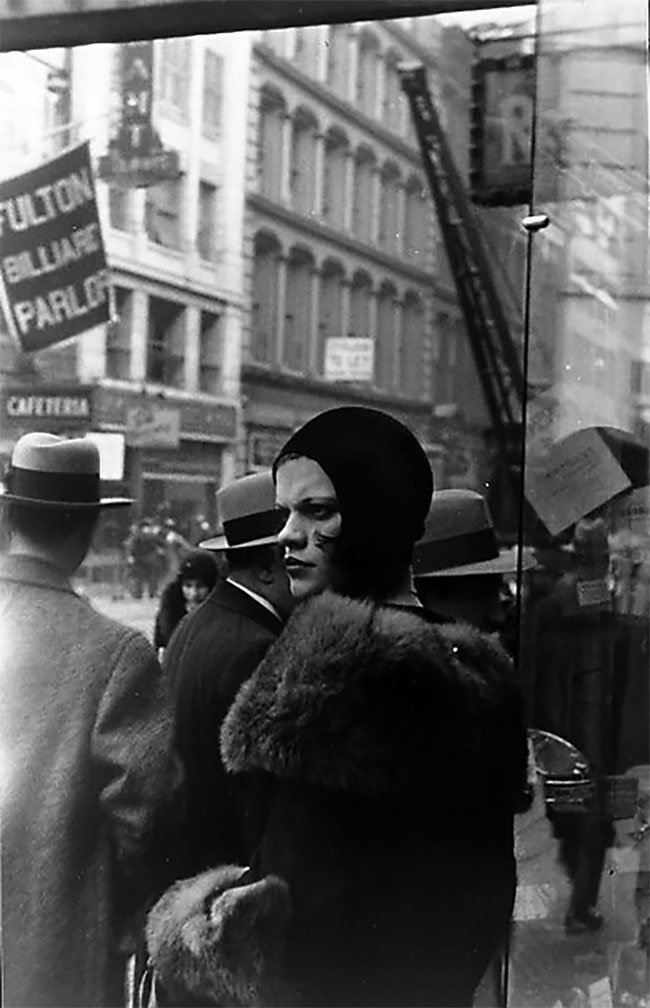 Девушка на Фултон-стрит, Нью-Йорк, 1929 год