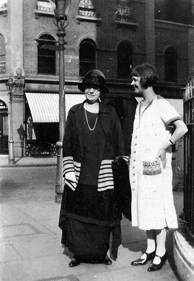 Мать и дочь, Лондон, 1926 год