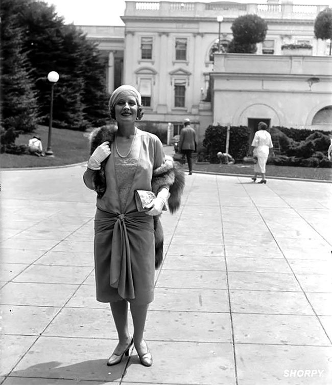 Обладательница премии "Оскар" Норма Ширер у Белого дома, 24 июля 1929 года