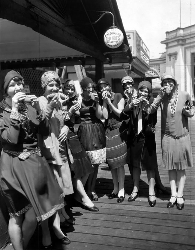 Жительницы Чикаго с хот-догами, 1920-е