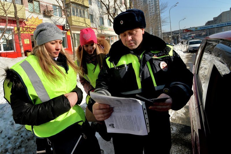 Водителей обязали надевать светящиеся жилеты при остановке за городом