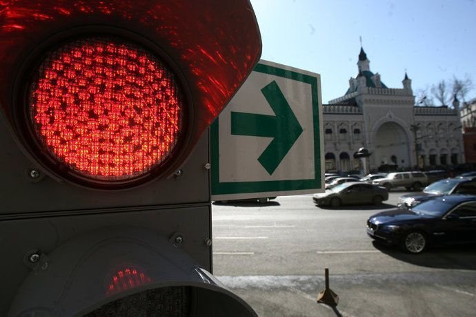 В России разрешили поворачивать направо «на красный»