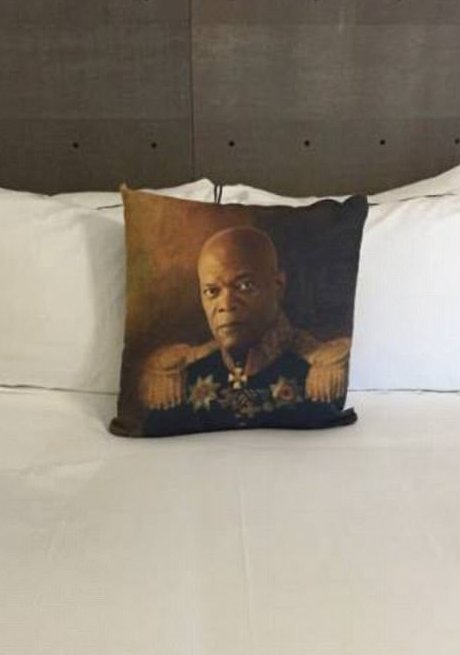 Вот так просыпаешься ночью, а на тебя с соедней подушки проникновенно смотрит Сэмюэл Л. Джексон в генеральской форме. Такое не забывается!