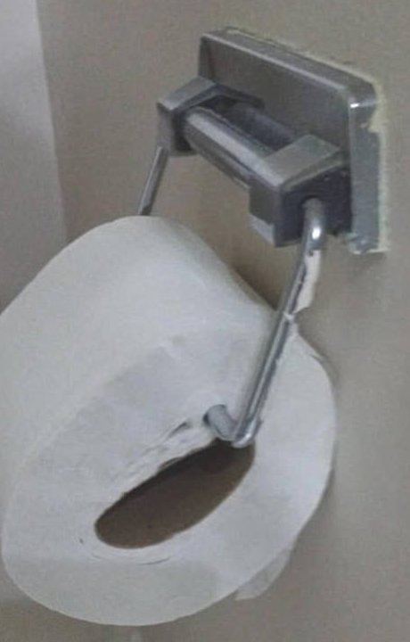 Варварское обращение горничной с туалетной бумагой