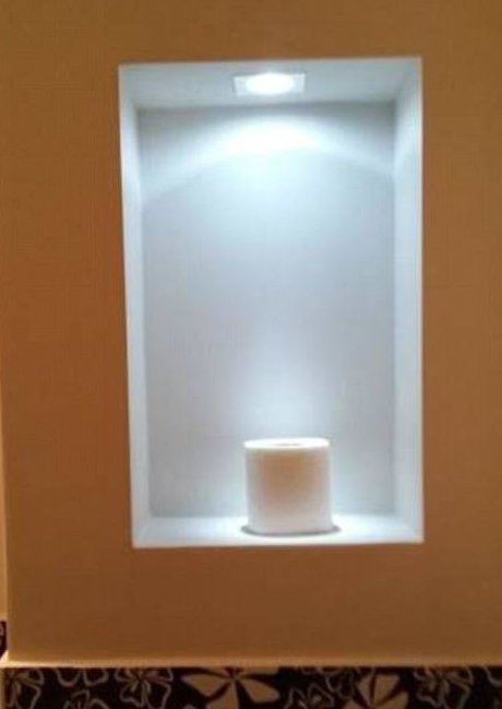 Скульптурная композиция из рулона туалетной бумаги будит в зрителе мысли. Например, такую: а чем, пардон, тут подтираются?