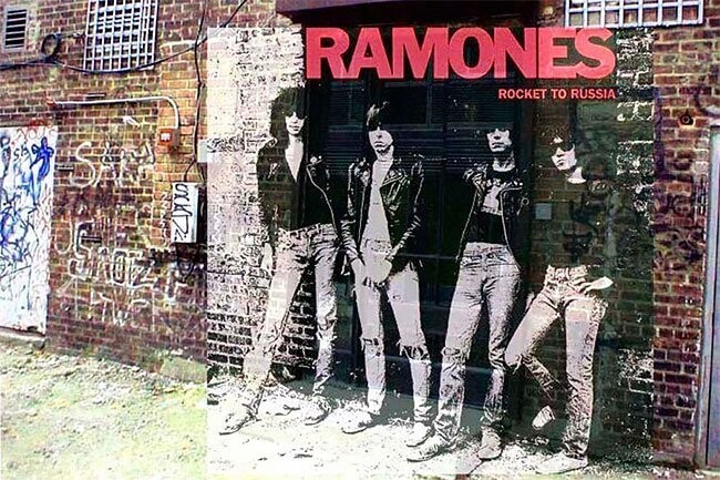 Группа The Ramones -  альбом ‘Rocket To Russia’ (1977) - черный вход популярного ночного клуба CBGB’S  в конце маленькой улочки, идущей на север от 1 Восточной улицы между улицей Бауэри и 2 авеню