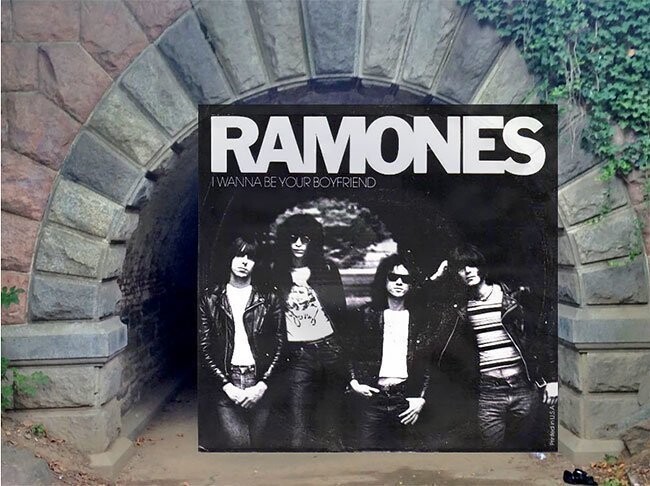Группа The Ramones у арки Inscope Arch (обложка к синглу-сорокапятке)