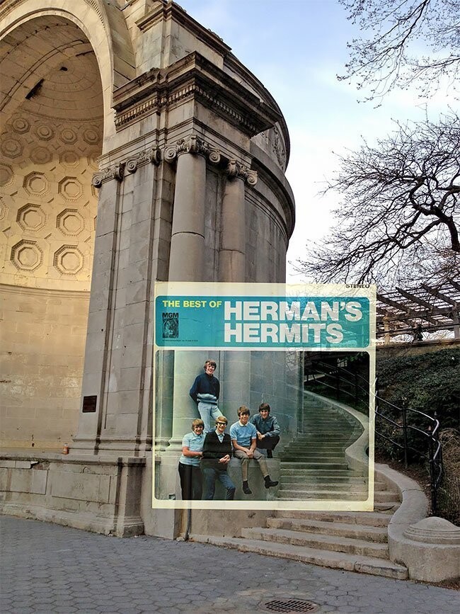 Группа Herman Hermits на фоне концертной площадки Naumberg Bandshell