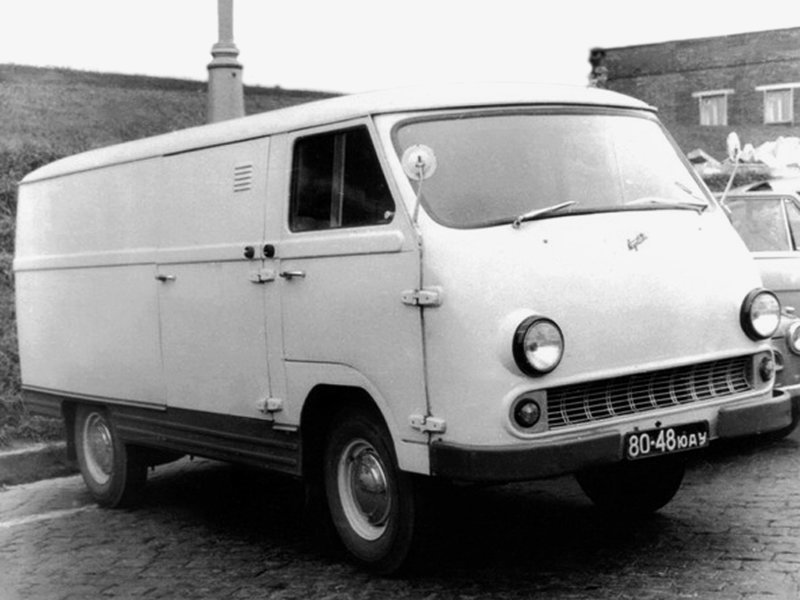 1966 год, ЕрАЗ-762. Первая версия развозного фургона, ещё без боковых рёбер жёсткости. Производилась с 1966 по 1976 год под документации РАФ.