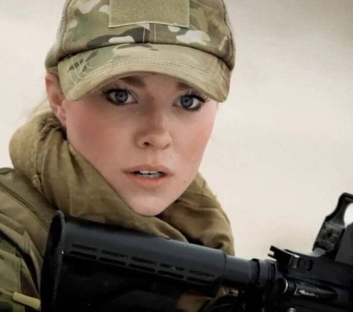 Красивые девушки с оружием и военнослужащие