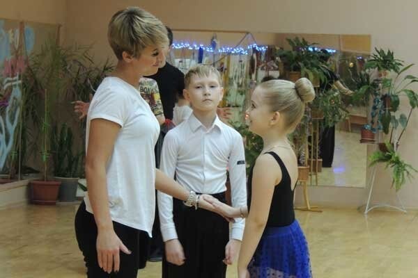 Родители с тремя детьми переехали из Казахстана в Челябинск, чтобы их 9-летняя дочь могла заниматься