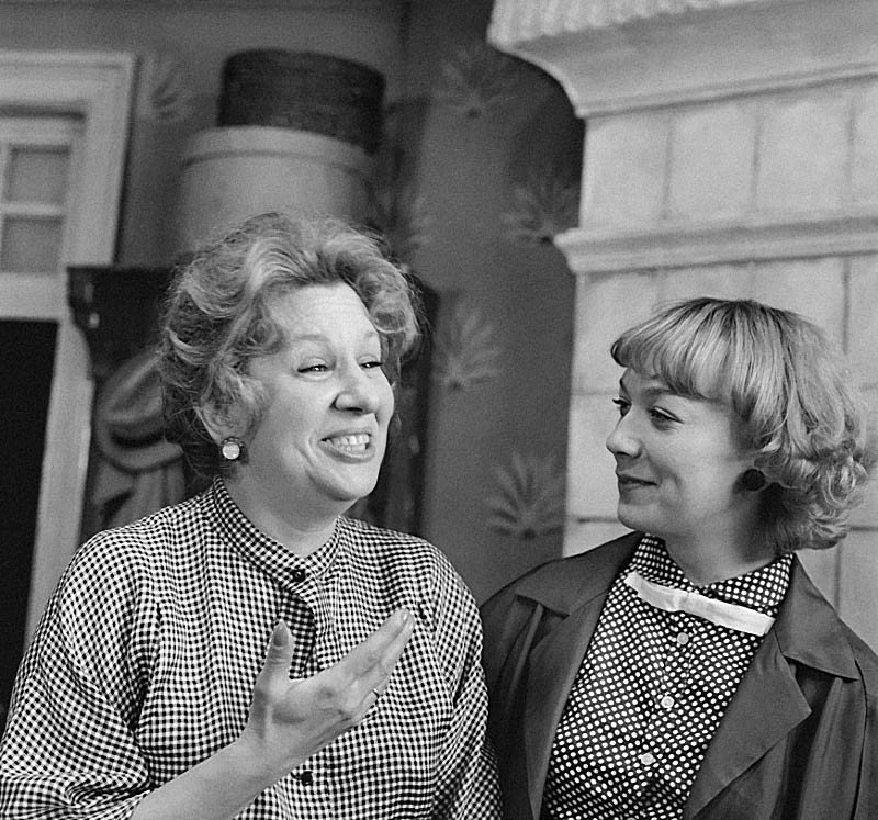 Во время съемок художественного фильма "Покровские ворота" актрисы Инна Ульянова и Елена Коренева на съемочной площадке, 1981 год