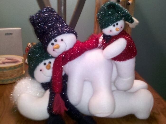 Снеговики устраиваются поудобнее в ожидании новогодних праздников.