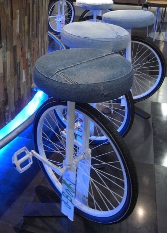 10. С помощью колеса можно сделать оригинальные стулья в кафе