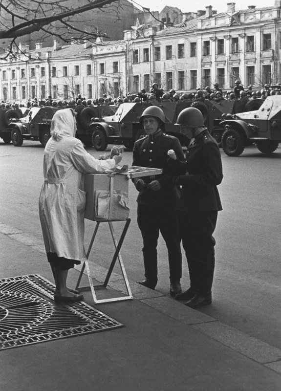 «На первомайском параде. Мороженое». 1950 год. Фото: Юрий Кривоносов.