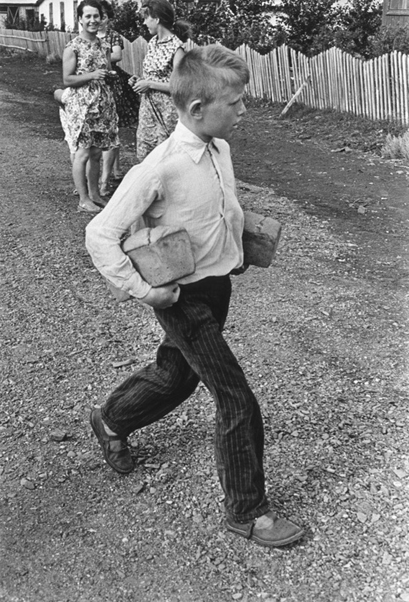 «Хлеб привезли». 1960 год. Фото: Григорий Дубинский.