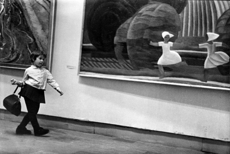 На выставке. Девочка с сумкой. 1960 год. Фото: Николай Токарев.