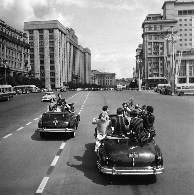Фестиваль молодежи и студентов на улицах Москвы. 1957 год. Фото: Михаил Трахман.