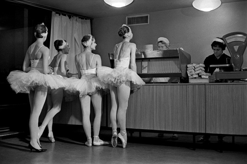 «Лебеди». Артистки балета Большого театра СССР в буфете Кремлевского Дворца съездов. 1963 год. Фото: Евгений Умнов.
