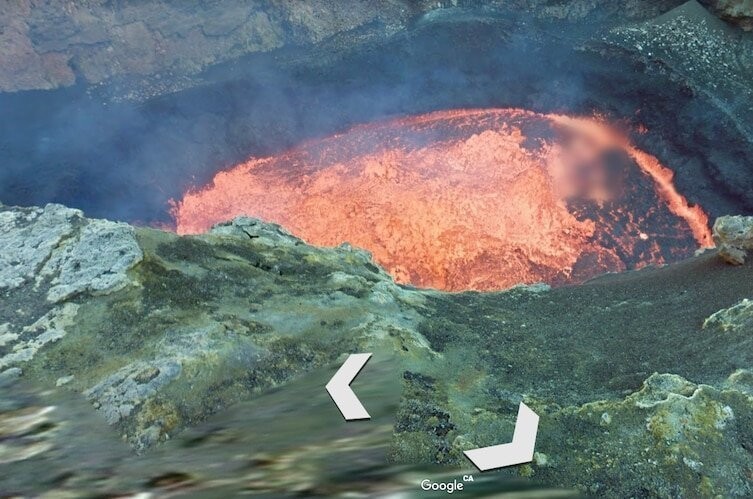 На краю кратера с кипящей лавой