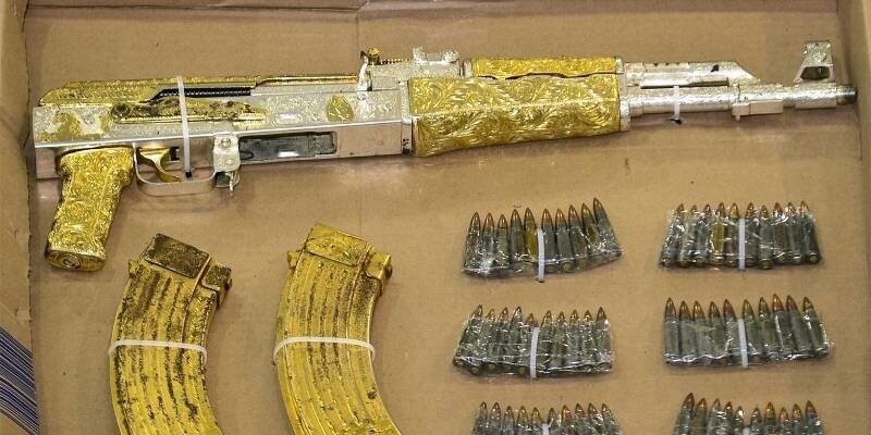 Этот золотой АК-47 полиция Гондураса конфисковала у известного наркобарона Рамиро Гонсалеса